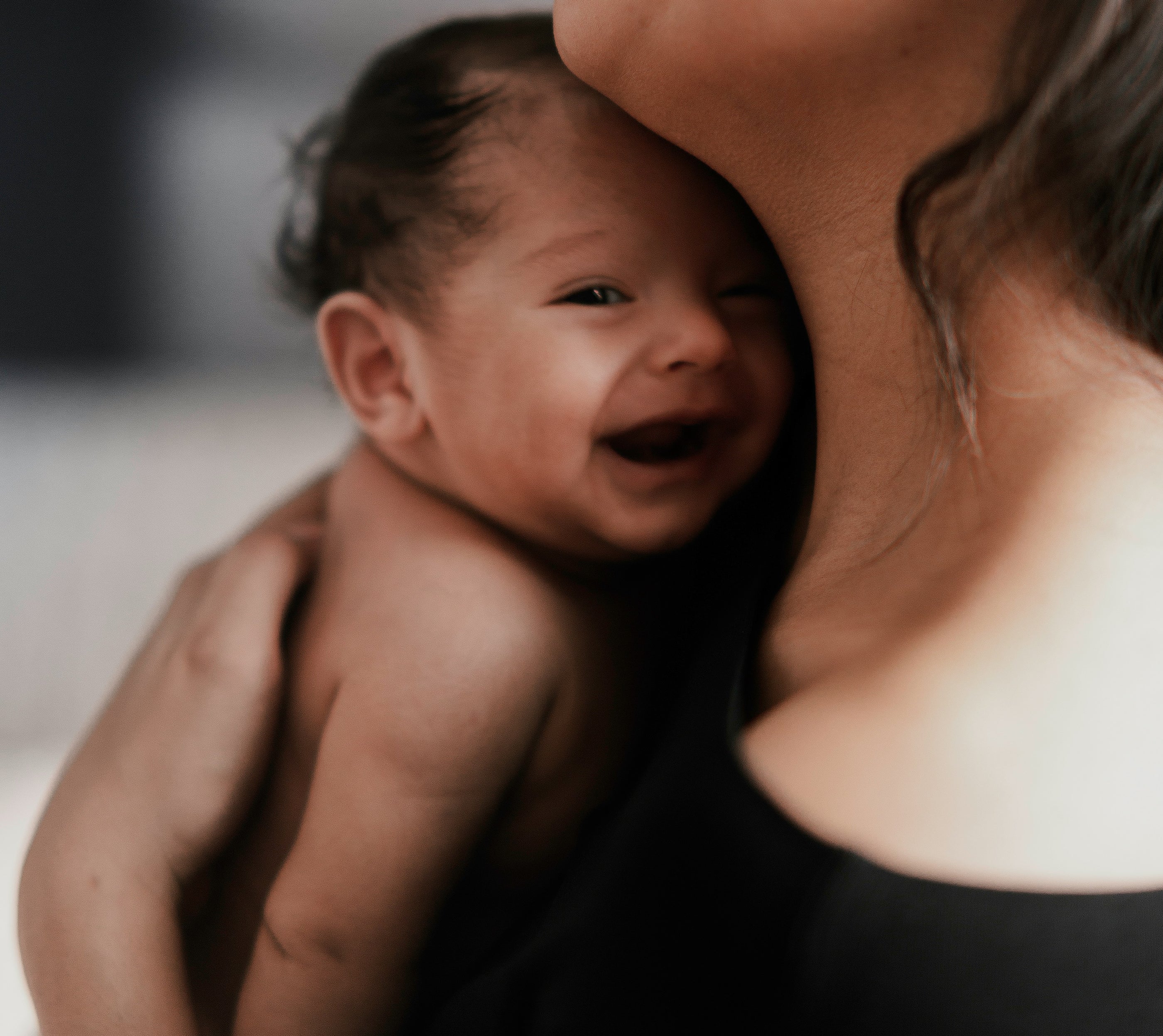 Le bébé qui démontre un reflux gastrique